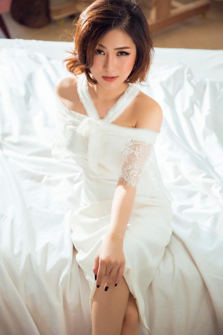 Huong Tram nu tinh voi dam trang anh 5