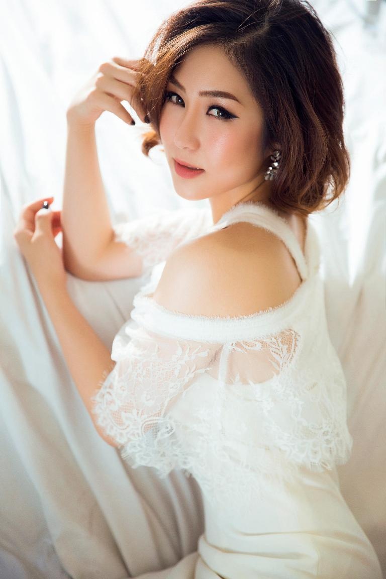 Huong Tram nu tinh voi dam trang anh 6