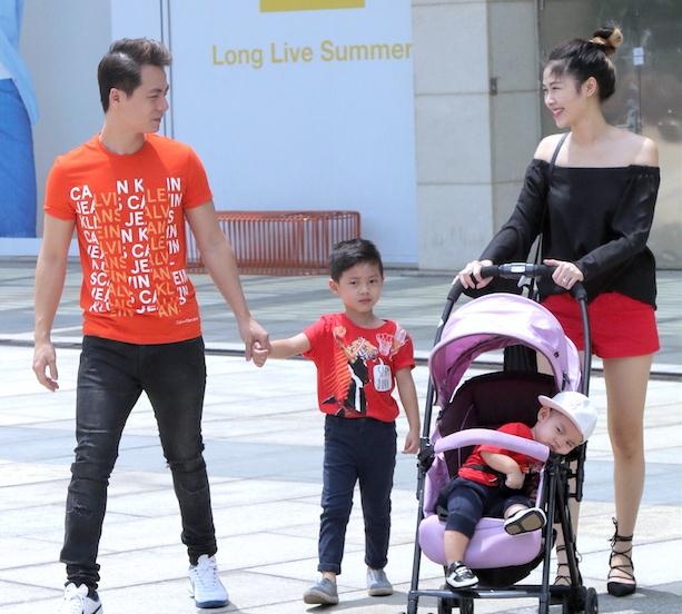 Dang Khoi dua vo con di choi anh 1