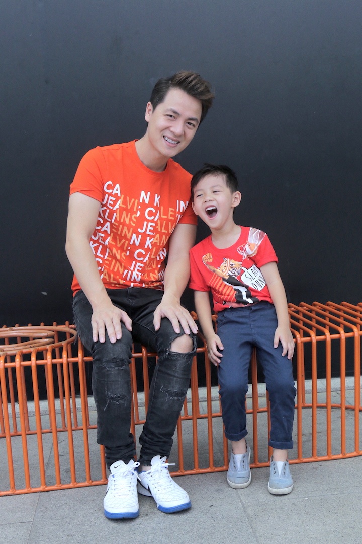 Dang Khoi dua vo con di choi anh 4