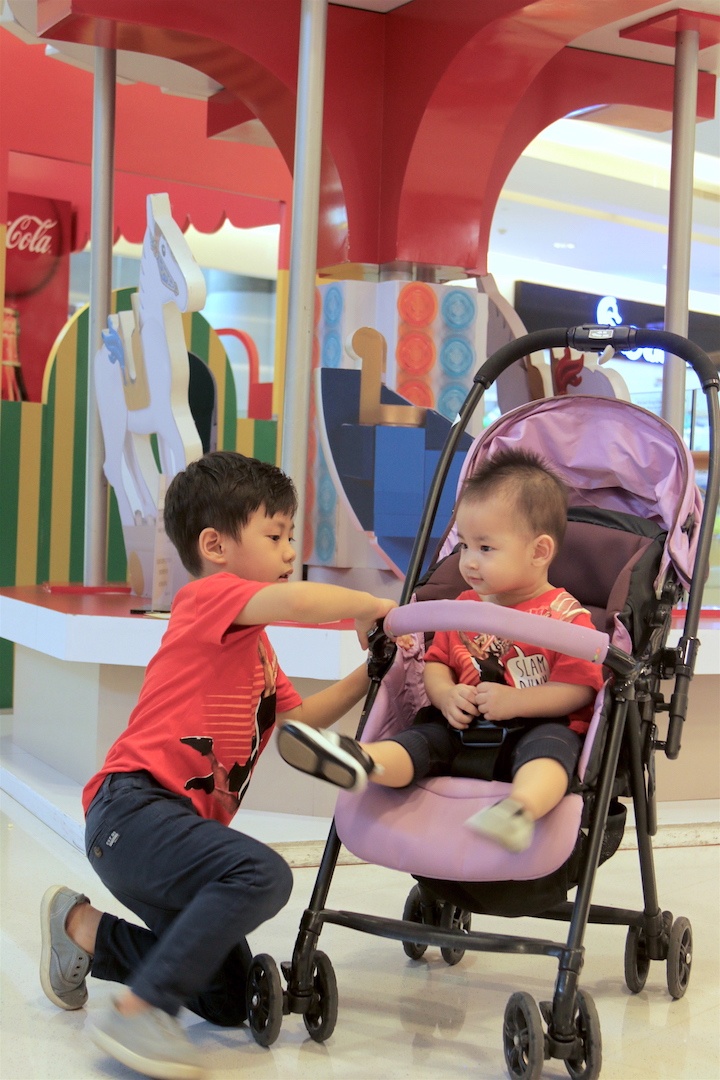 Dang Khoi dua vo con di choi anh 5