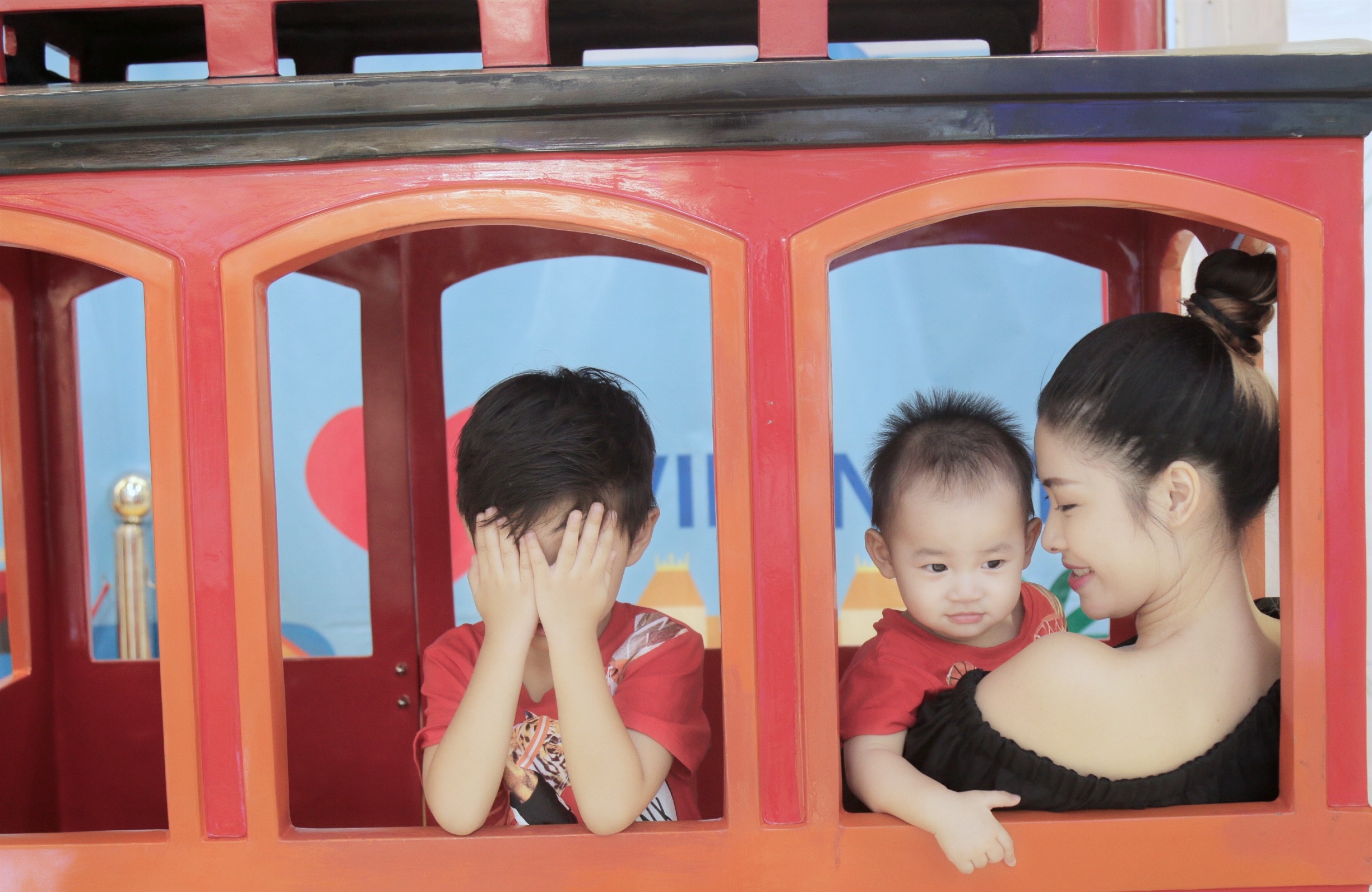 Dang Khoi dua vo con di choi anh 2