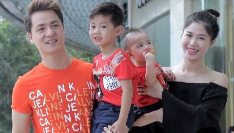 Dang Khoi dua vo va hai con di choi hinh anh