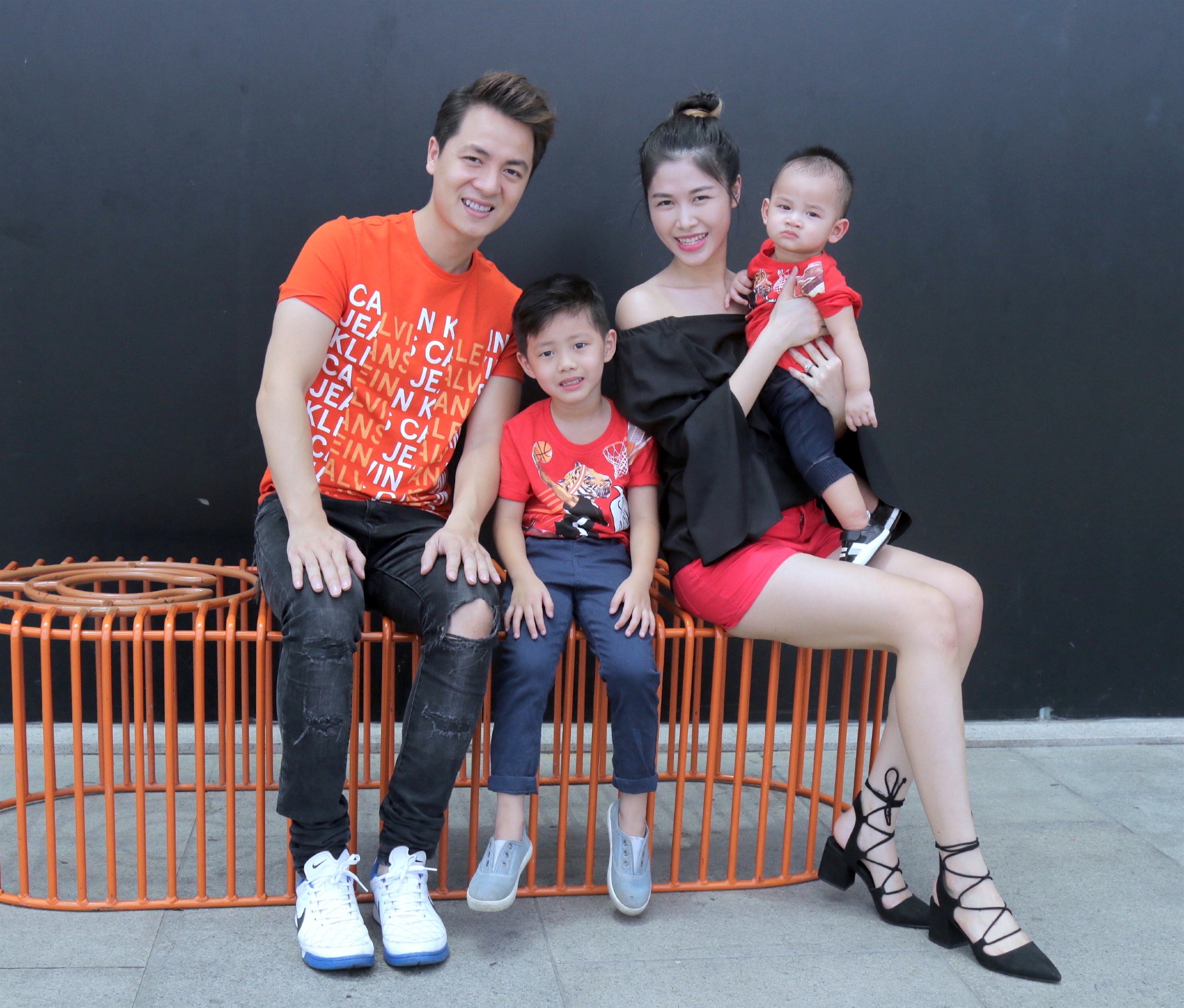 Dang Khoi dua vo con di choi anh 6