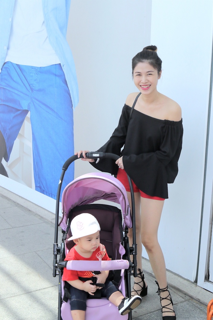 Dang Khoi dua vo con di choi anh 3