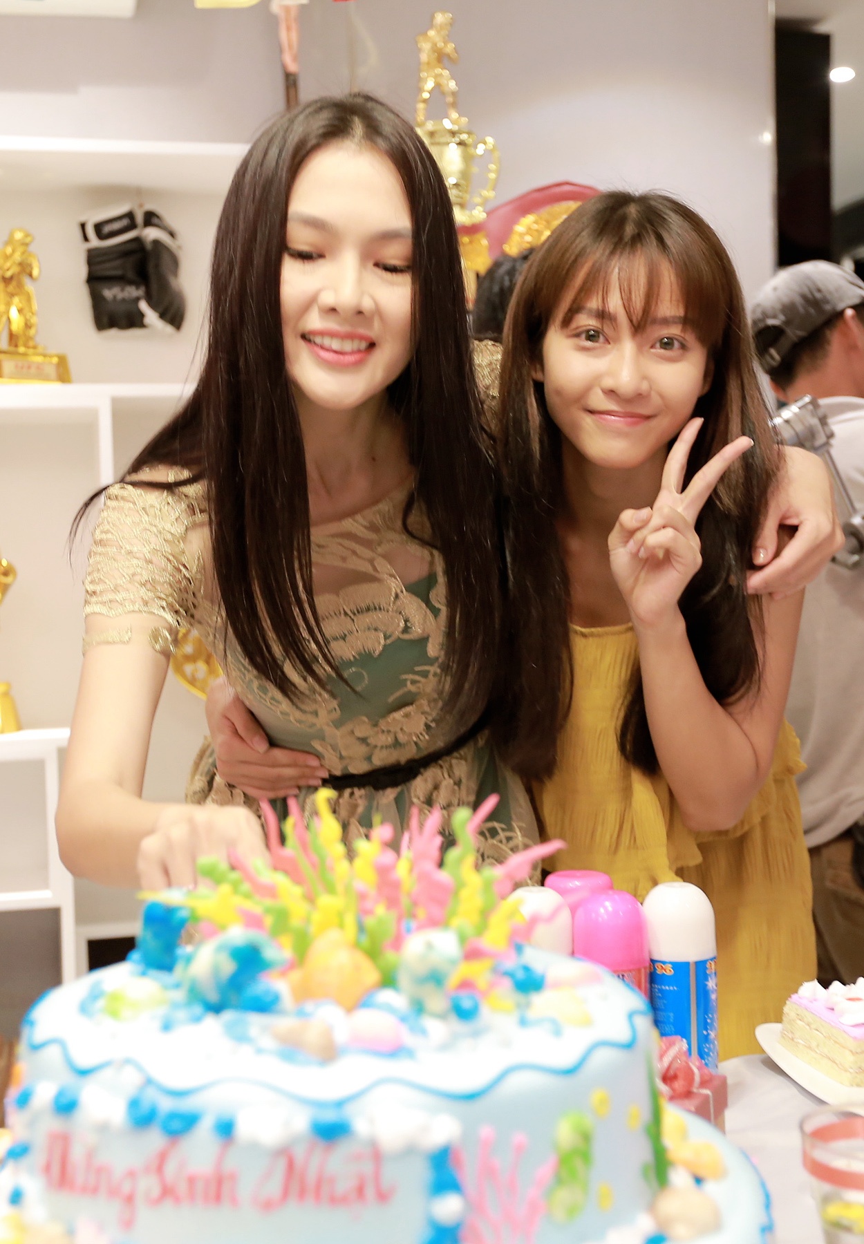 Kha Ngan to chuc sinh nhat o truong quay anh 2