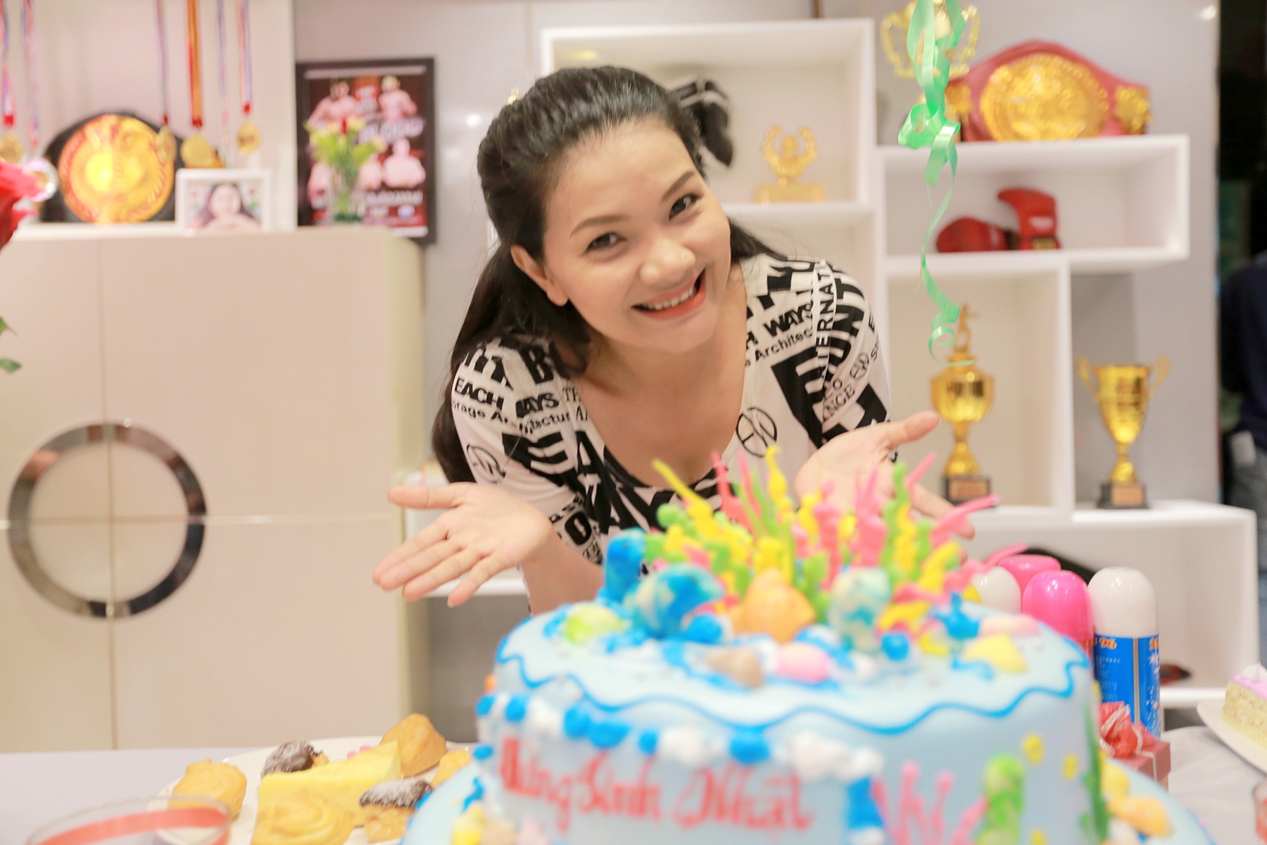 Kha Ngan to chuc sinh nhat o truong quay anh 5