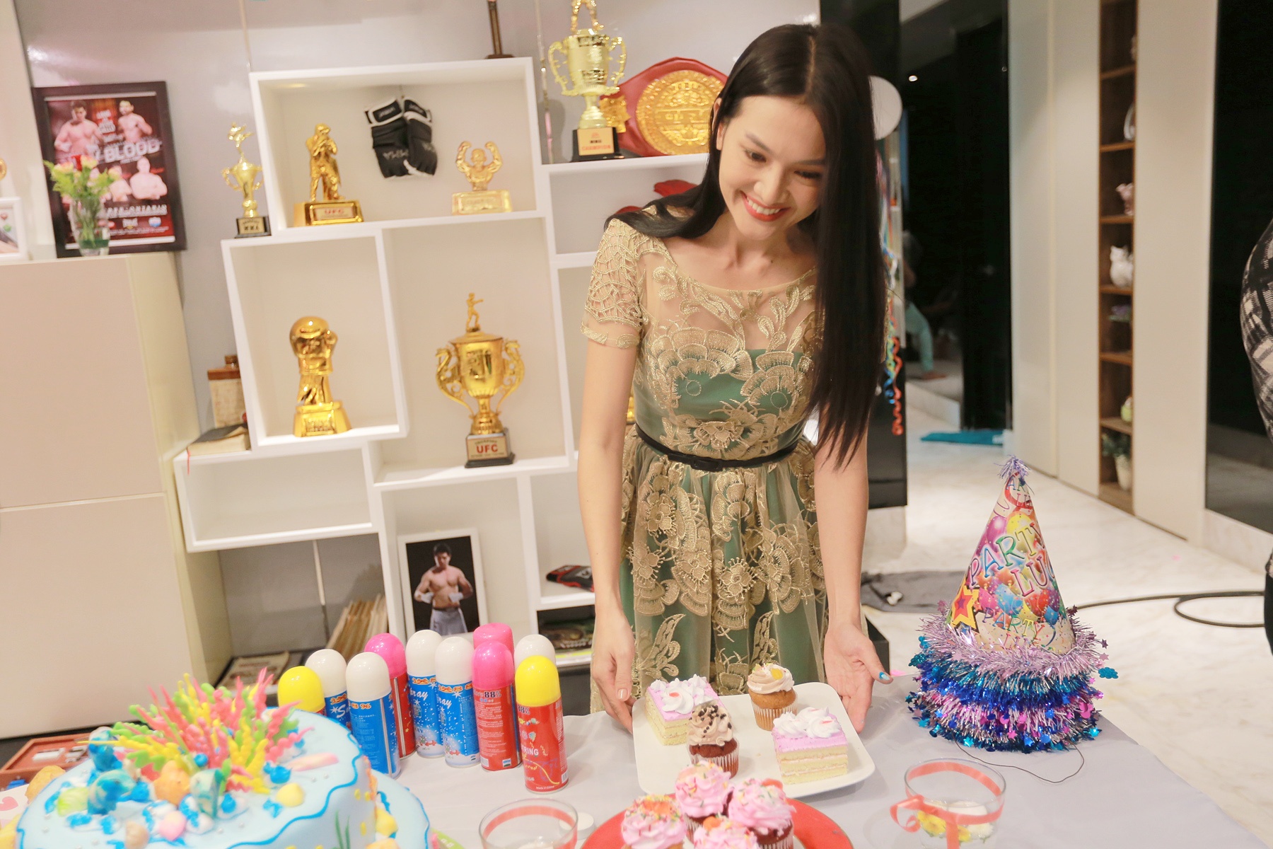 Kha Ngan to chuc sinh nhat o truong quay anh 4