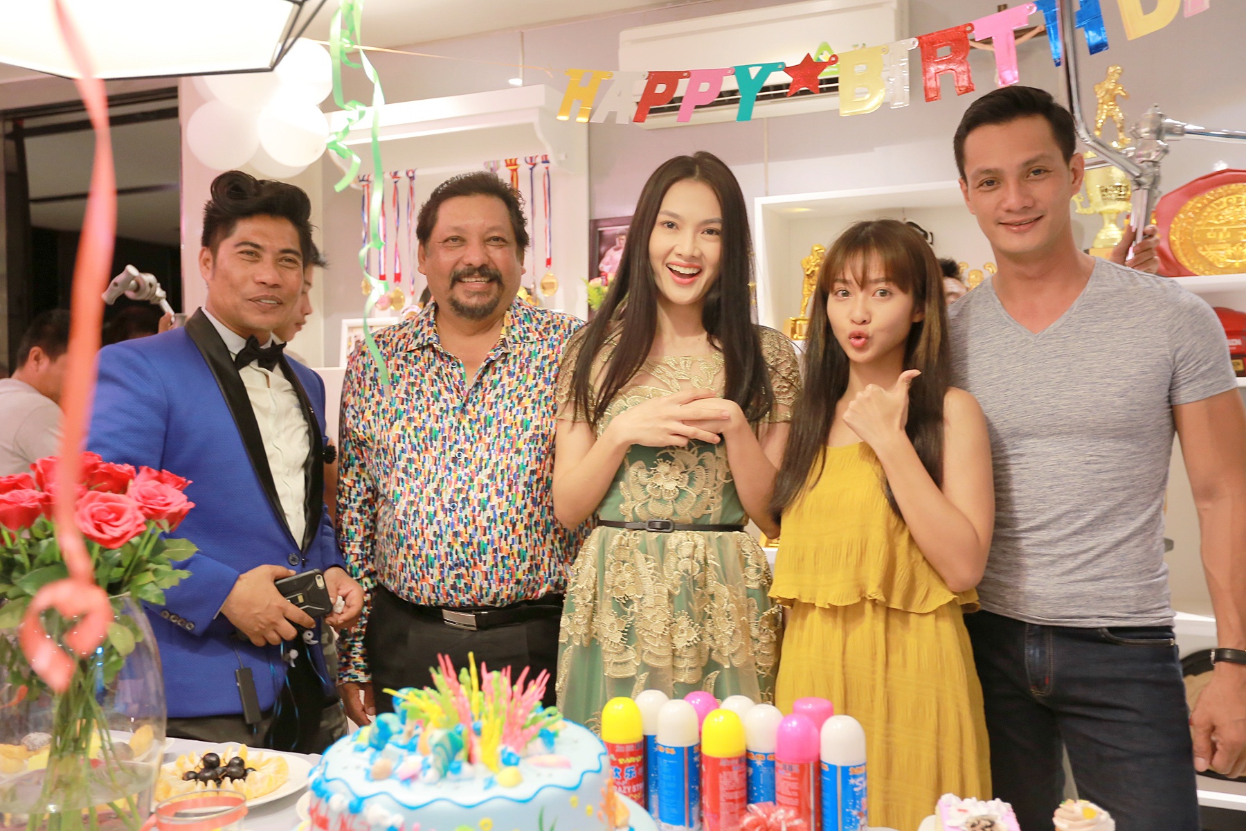 Kha Ngan to chuc sinh nhat o truong quay anh 1