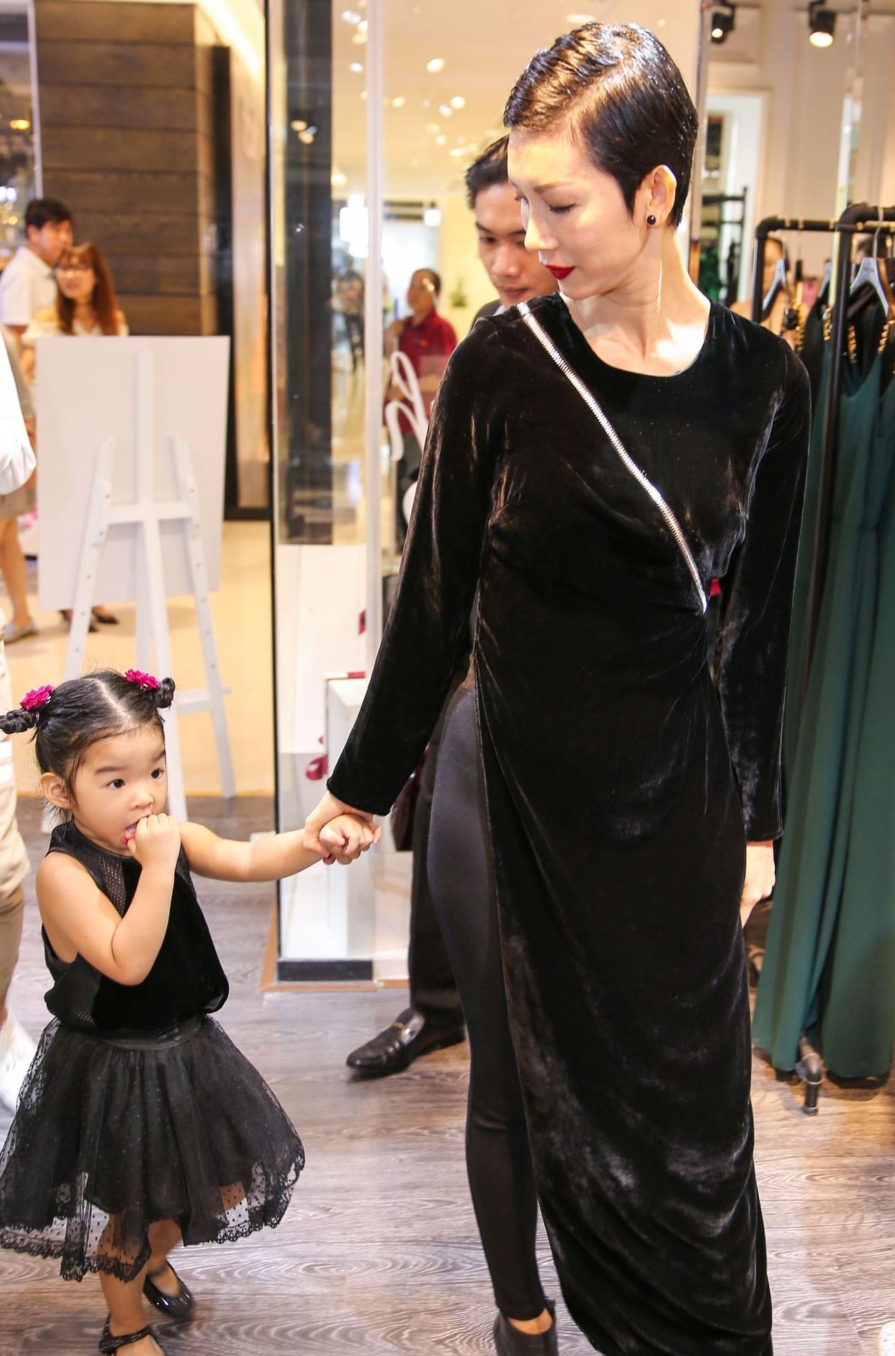 Xuan Lan dua con gai di su kien anh 1