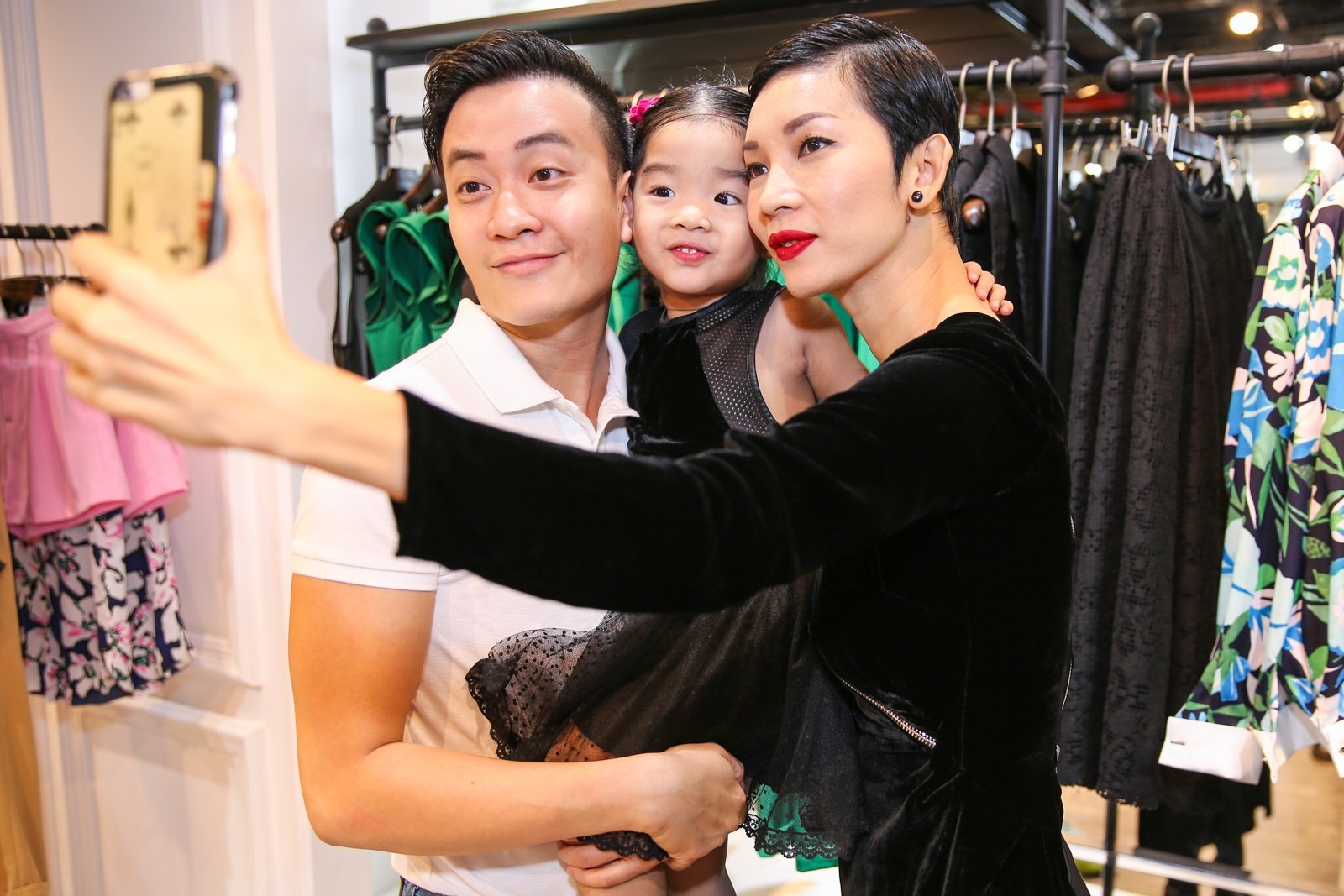 Xuan Lan dua con gai di su kien anh 3