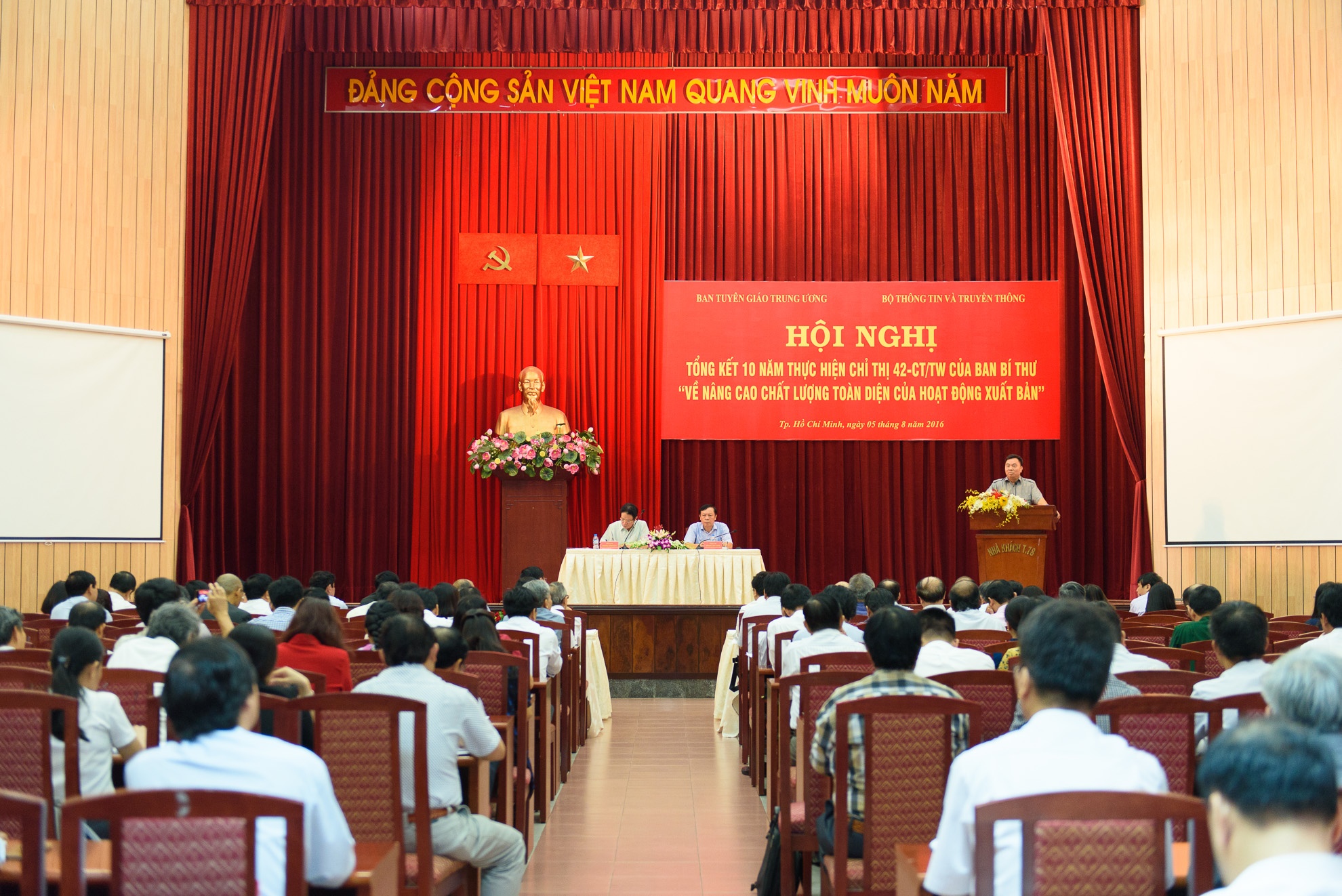 6 nha xuat ban thua lo hang chuc ty anh 1