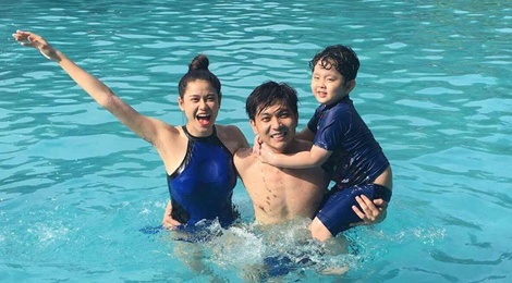 Tim nam tay Truong Quynh Anh khong roi khi du lich hinh anh