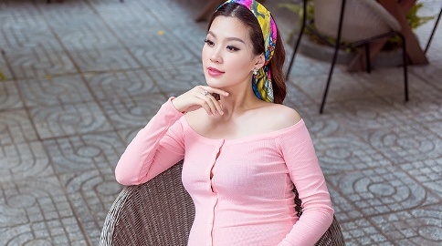 A hau Diem Trang van thon gon du mang bau 8 thang hinh anh