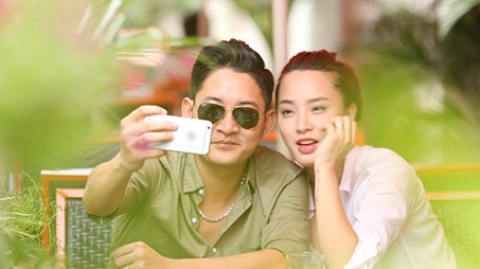 Hai Bang khoe nhan cuoi voi Thanh Dat hinh anh