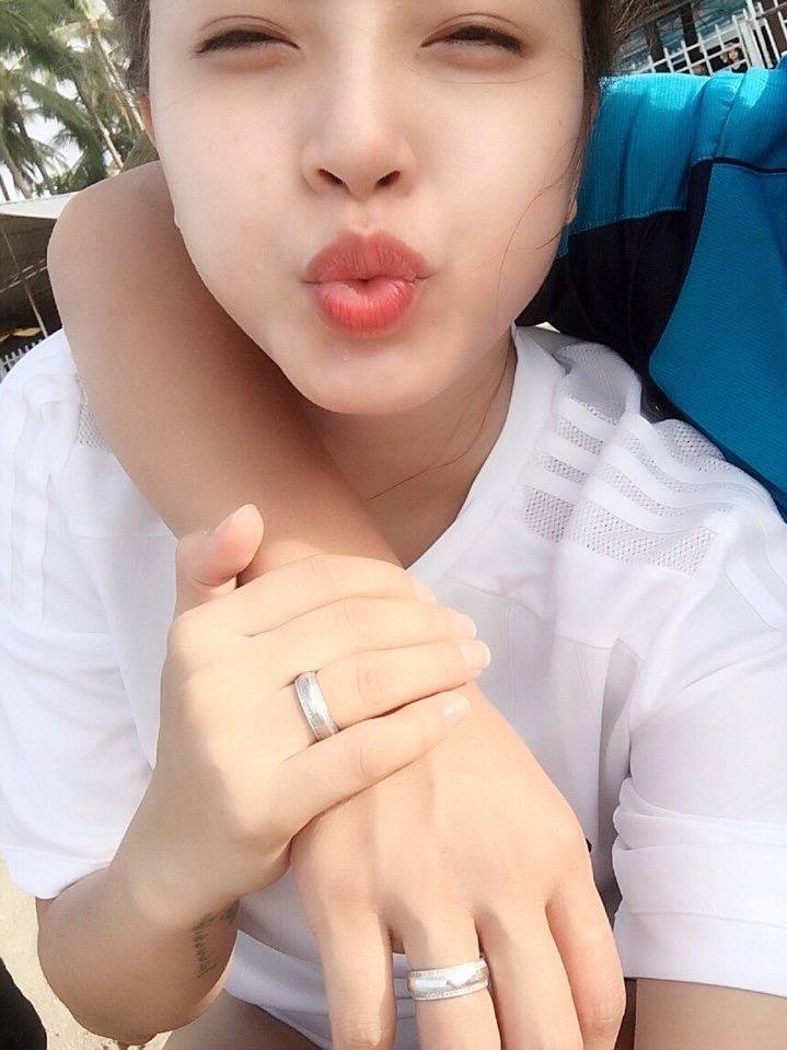 Hai Bang khoe nhan cuoi voi Thanh Dat anh 2