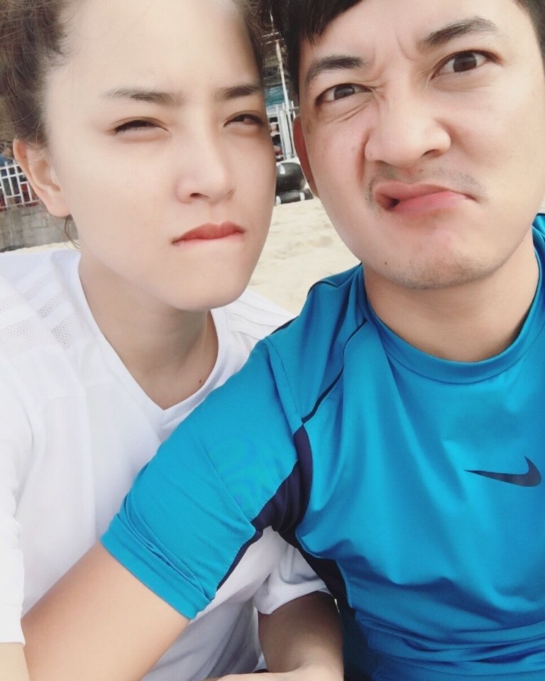 Hai Bang khoe nhan cuoi voi Thanh Dat anh 1