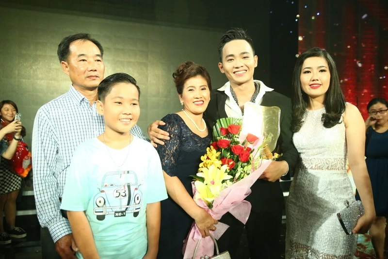 Hot boy Anh Tu tro thanh quan quan Cuoi xuyen Viet anh 8