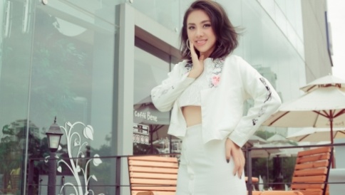 Miko Lan Trinh nang dong xuong pho hinh anh