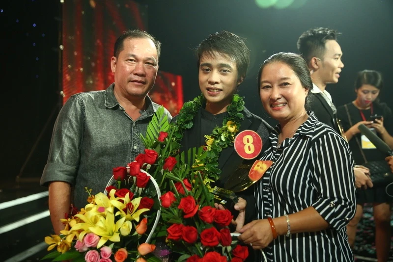 Hot boy Anh Tu tro thanh quan quan Cuoi xuyen Viet anh 9