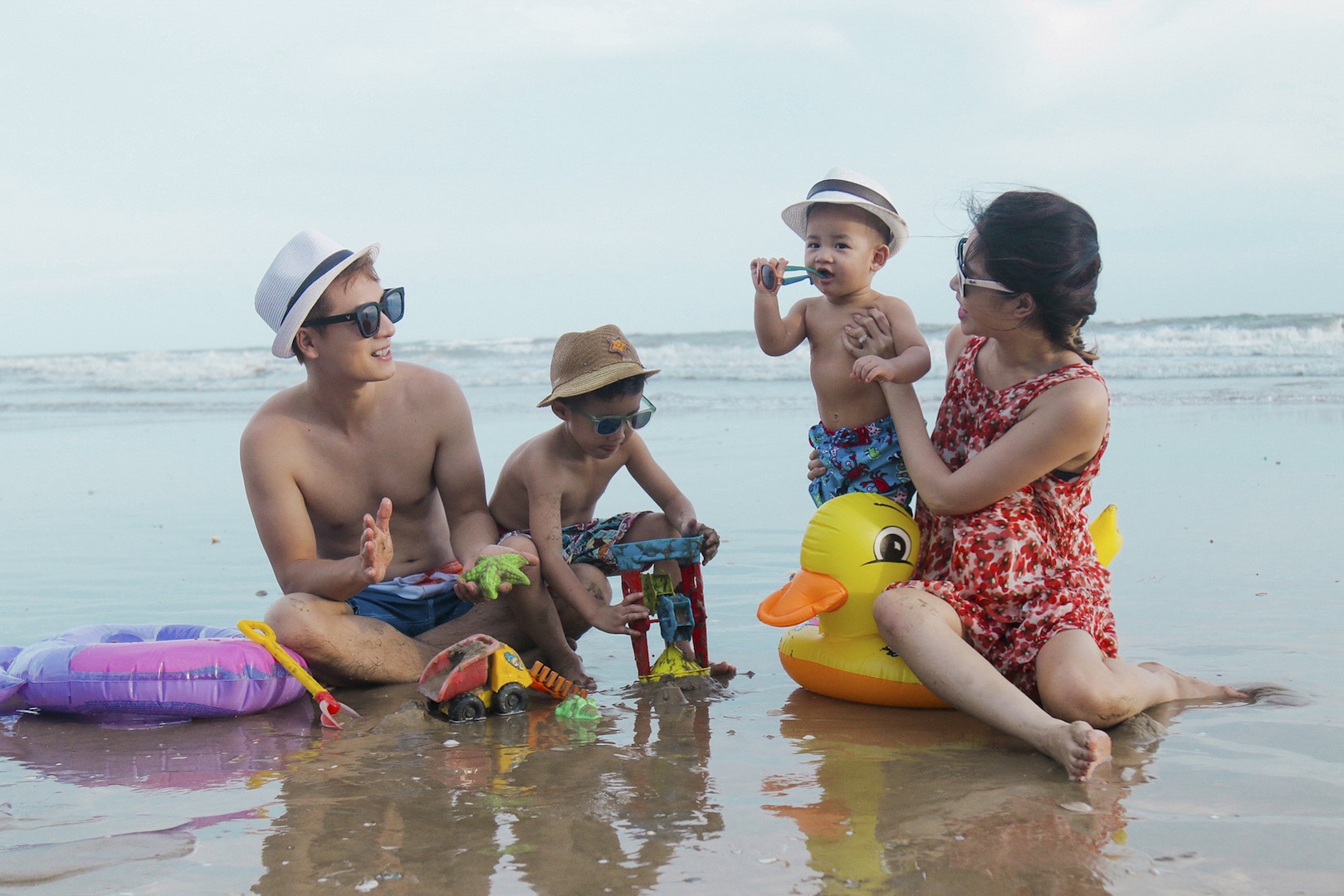 Dang Khoi dua vo con di nghi duong anh 8