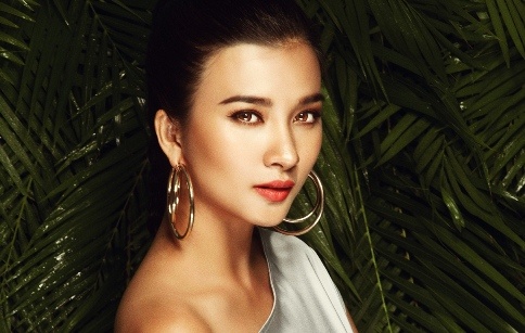 Kim Tuyen thanh lich voi dam lech vai, xe cao hinh anh