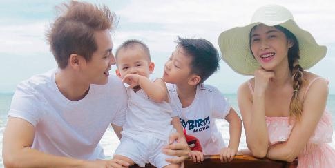 Dang Khoi dua vo con di bien hinh anh