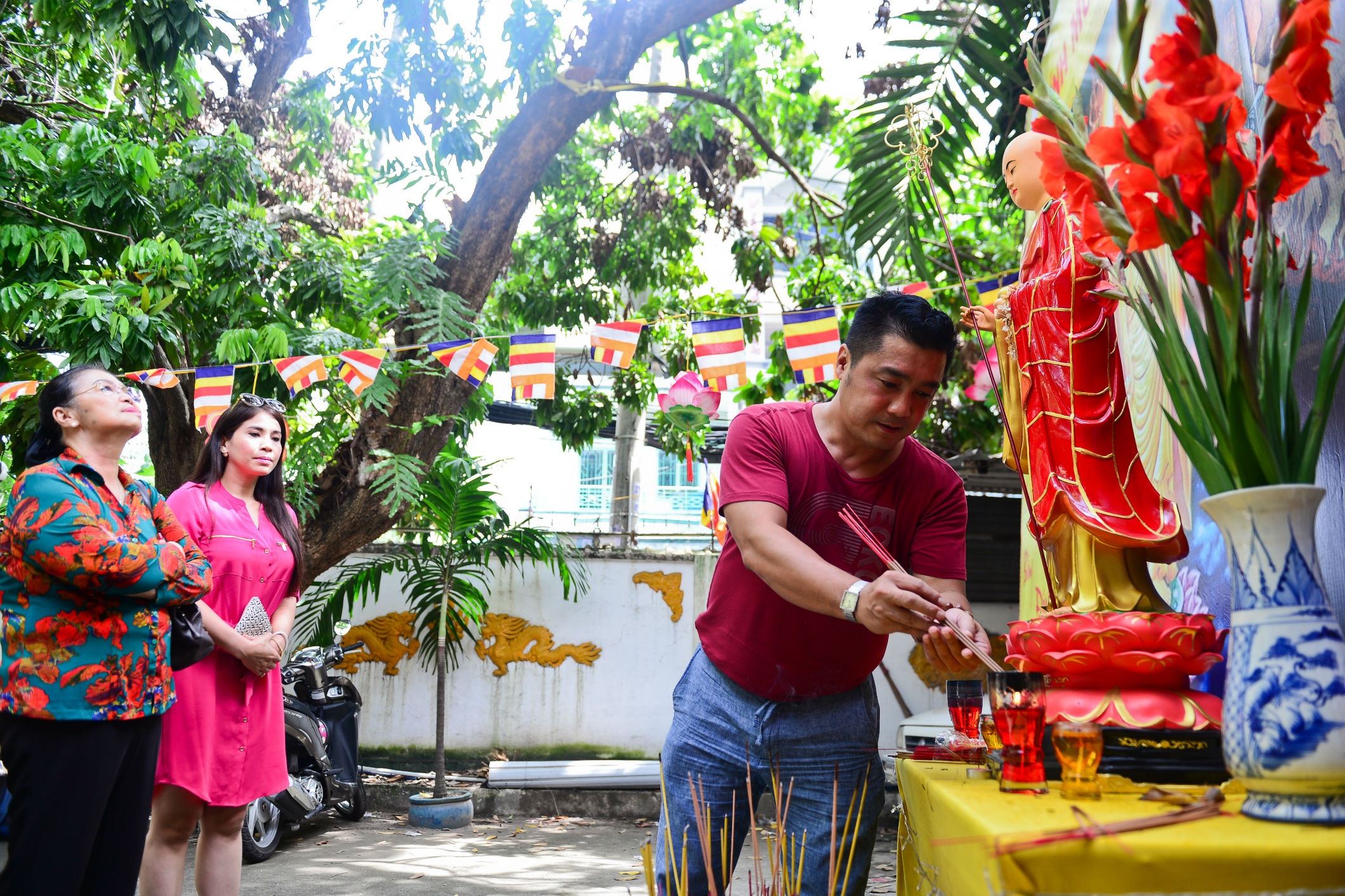 Ly Hung dua me di le chua anh 1