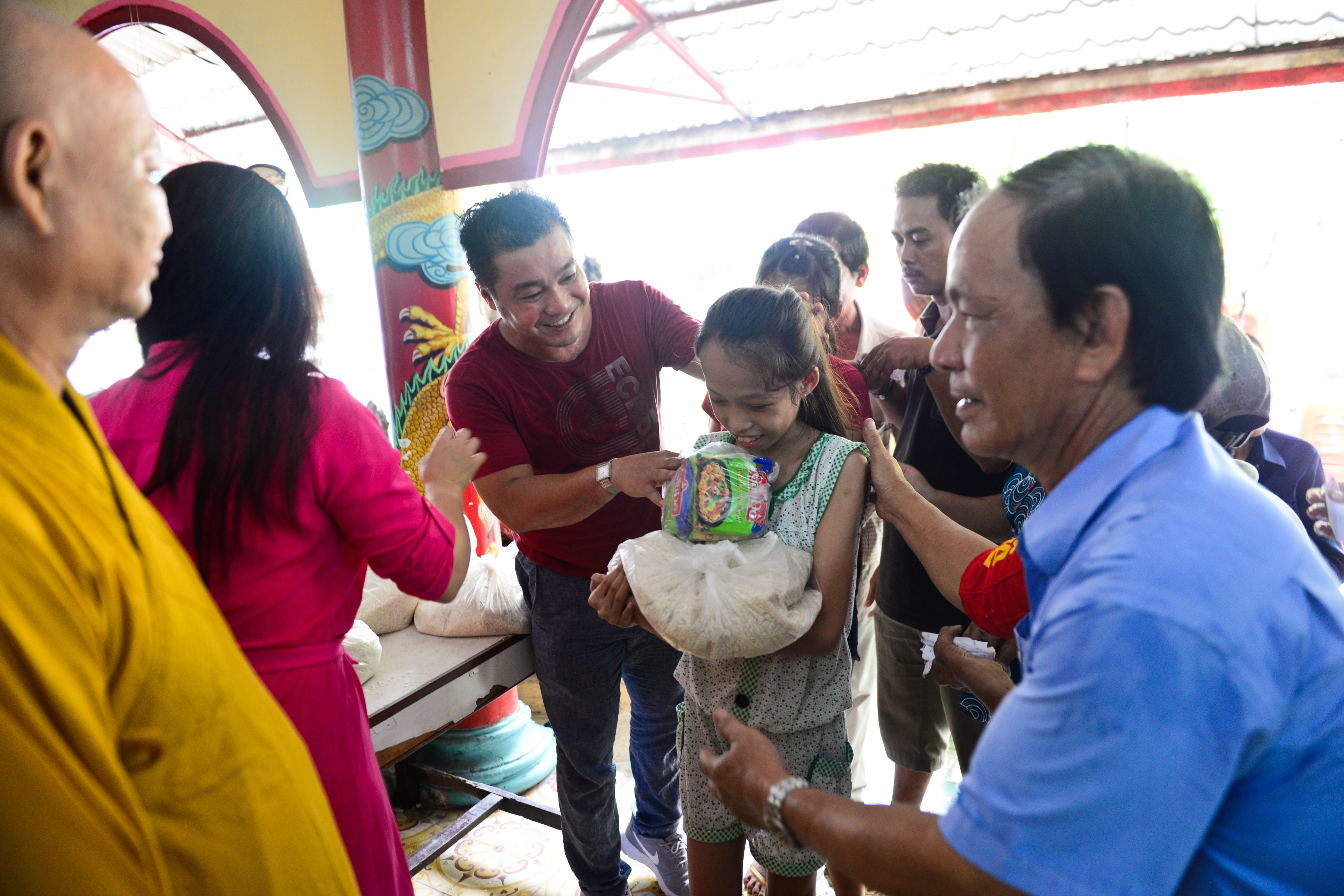 Ly Hung dua me di le chua anh 7