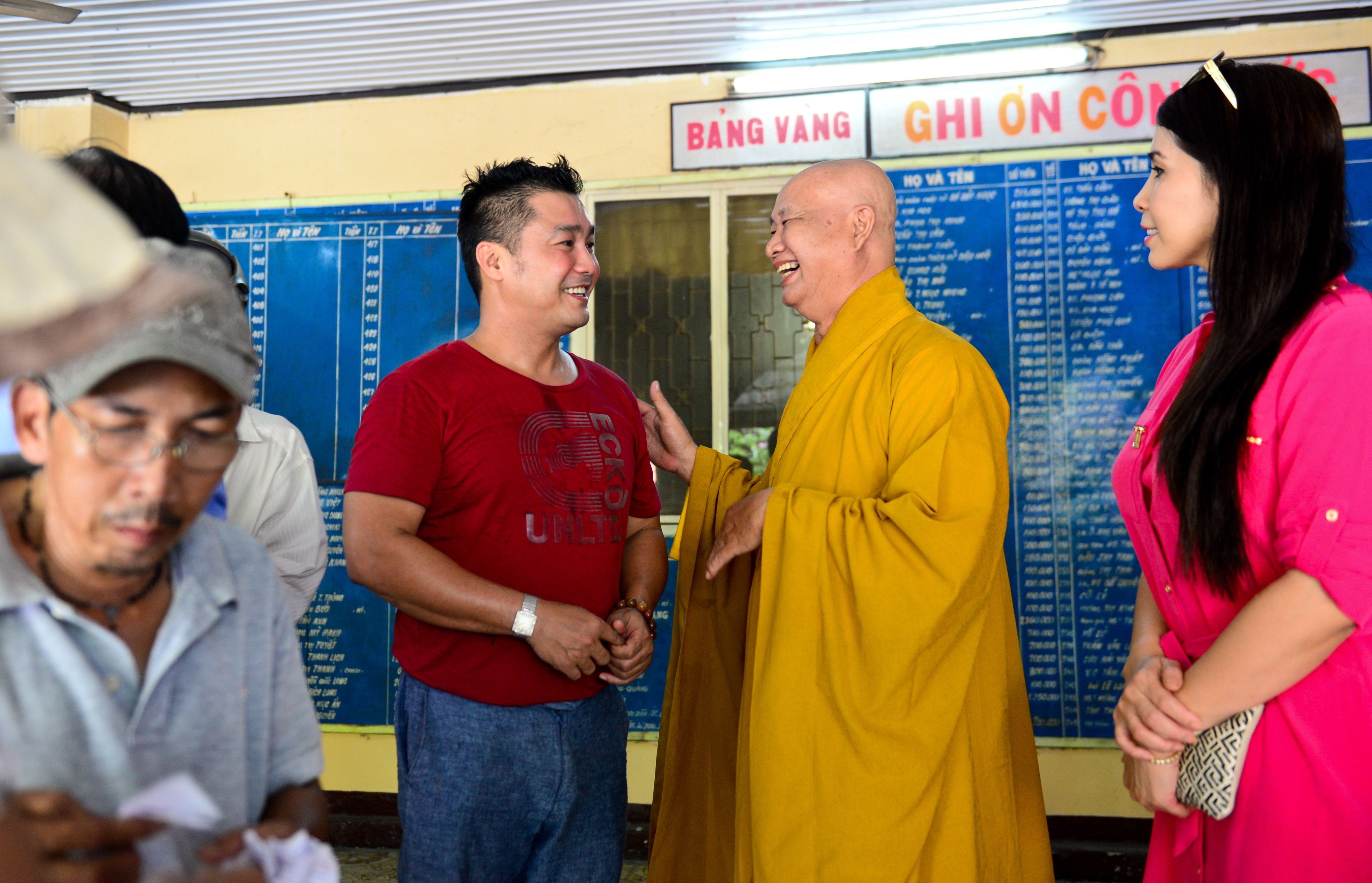 Ly Hung dua me di le chua anh 8