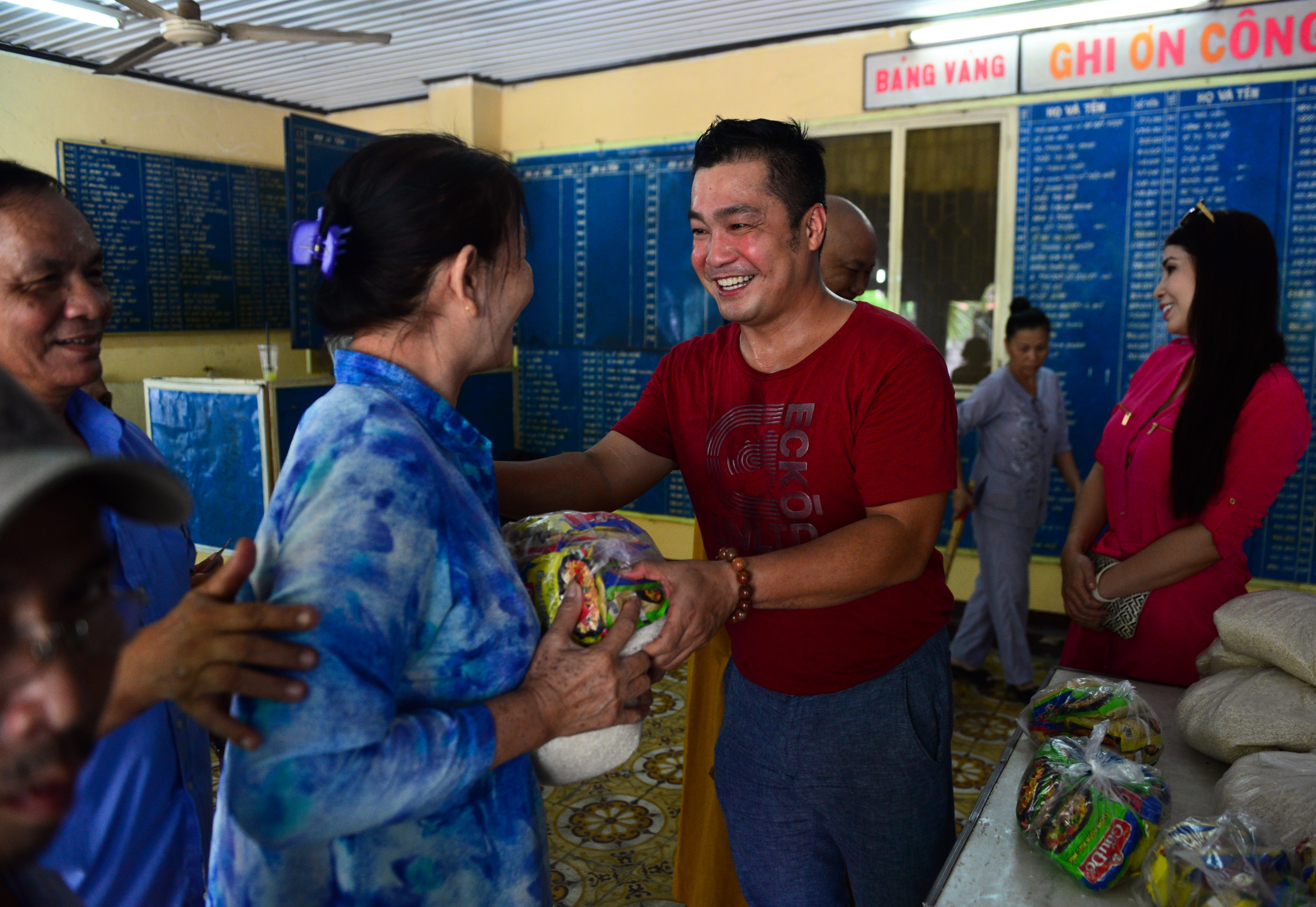 Ly Hung dua me di le chua anh 9