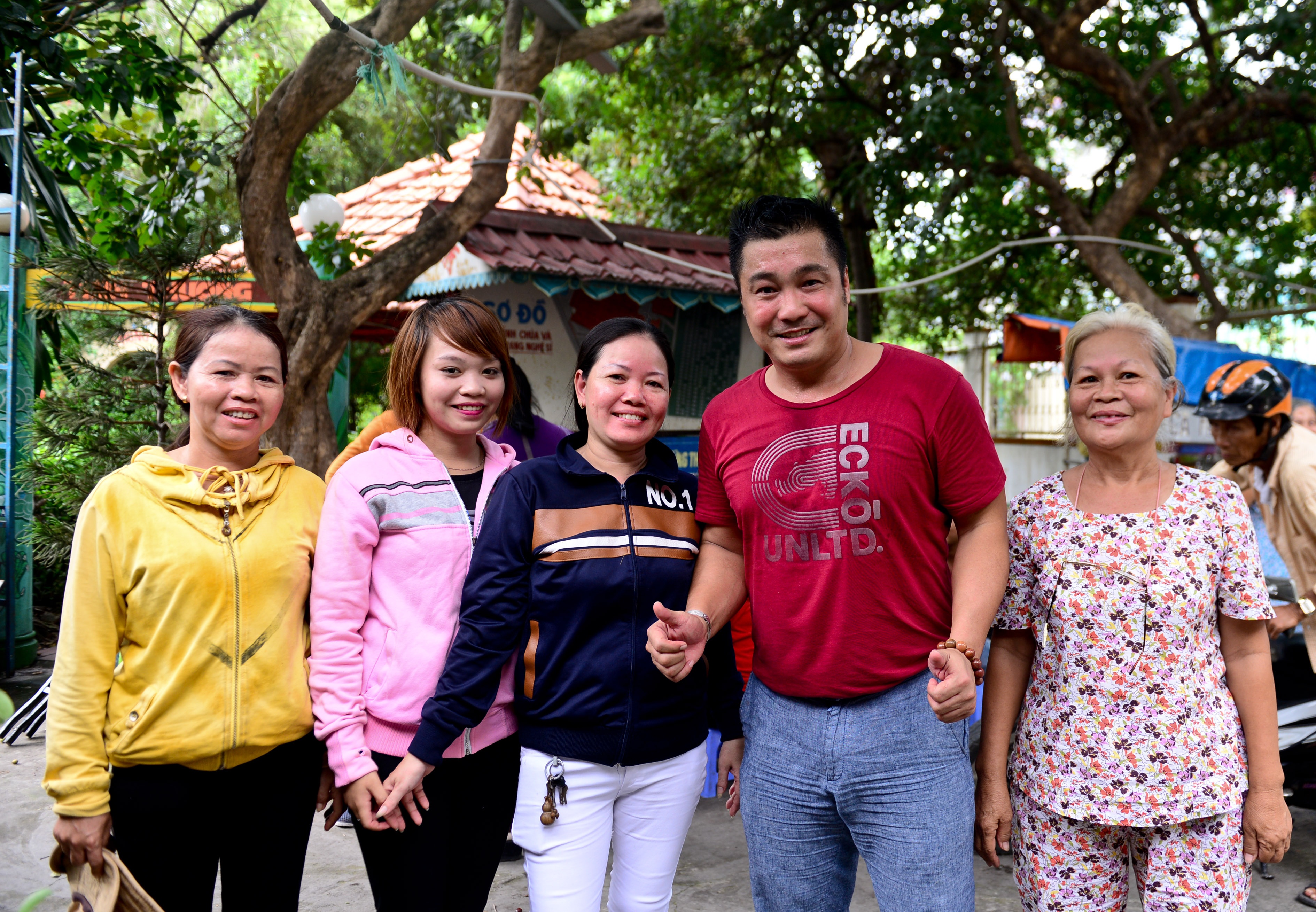 Ly Hung dua me di le chua anh 10