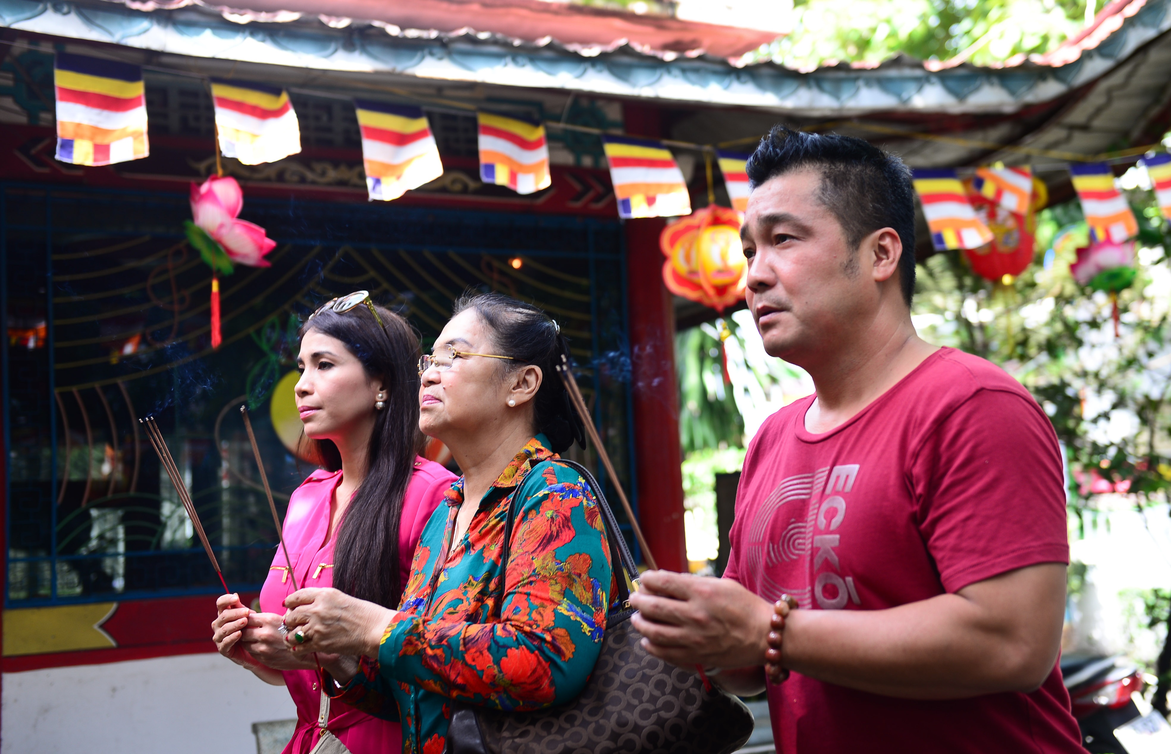 Ly Hung dua me di le chua anh 3