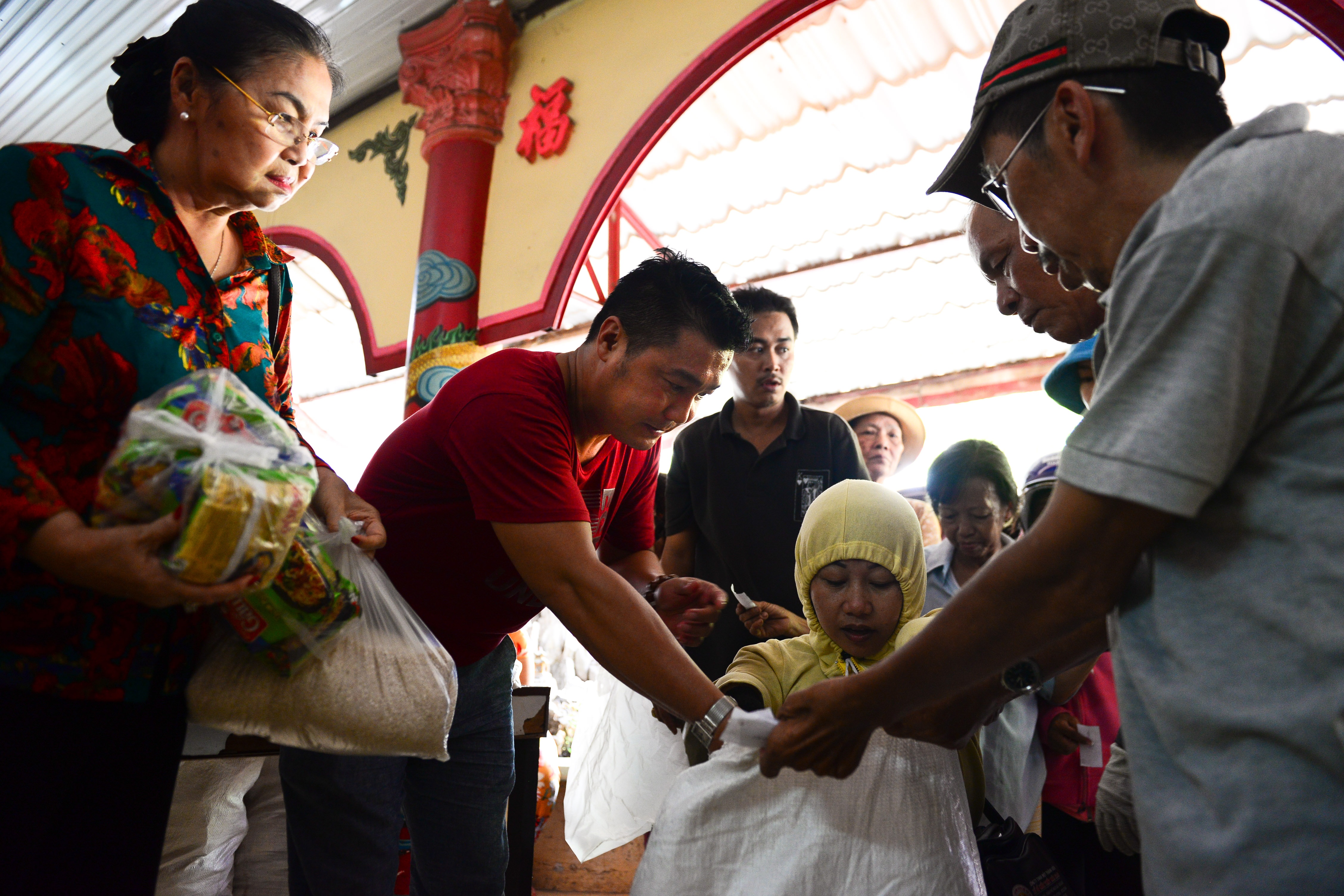 Ly Hung dua me di le chua anh 5