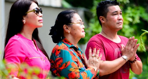 Ly Hung va em gai Ly Huong dua me di chua ngay Ram hinh anh