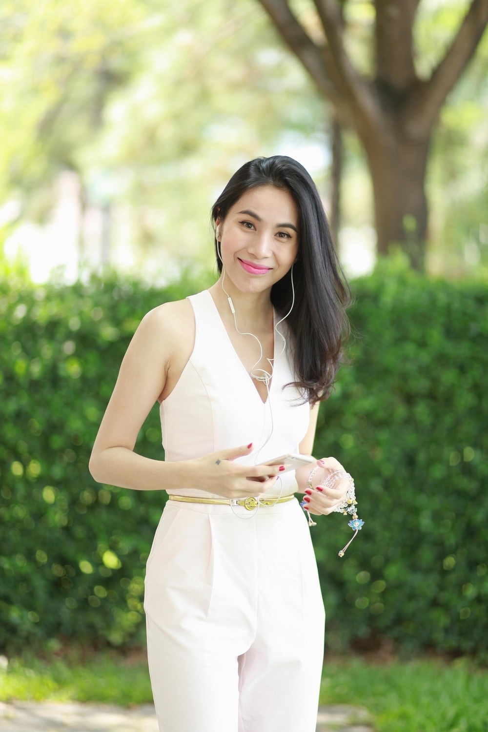 Thuy Tien huong dan cau thu nhi hat anh 1