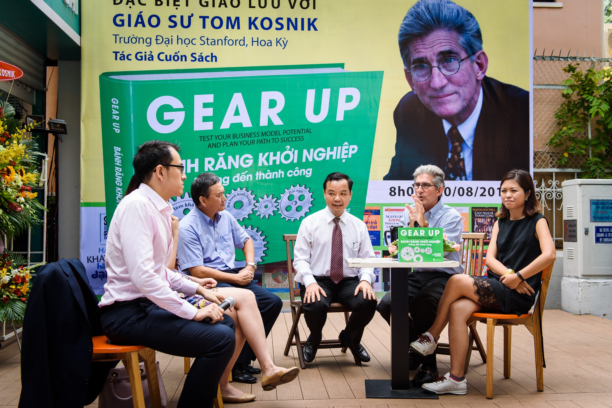 Giao su nguoi My giao luu tai duong sach TP HCM anh 1