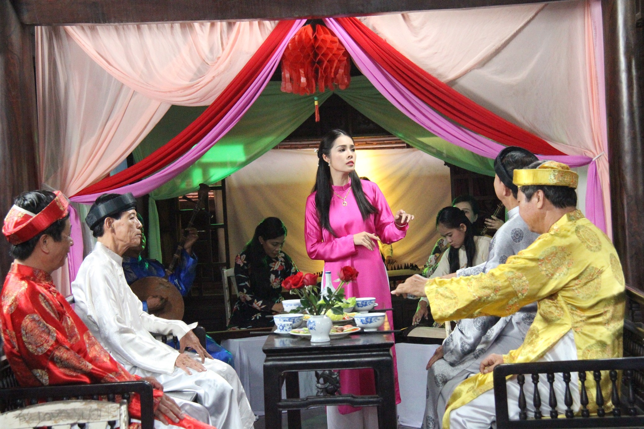 Duong Cam Lynh lam vo le trong phim anh 4