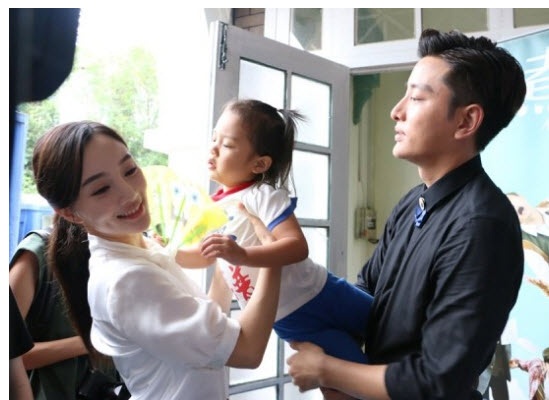 Lý Tiểu Lộ đưa con gái đến trường quay ảnh 2 Ly Tieu Lo dua con gai den truong quay anh 2