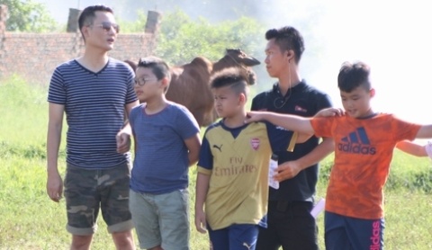 Hoang Bach dua con trai xuong ruong bat ca hinh anh