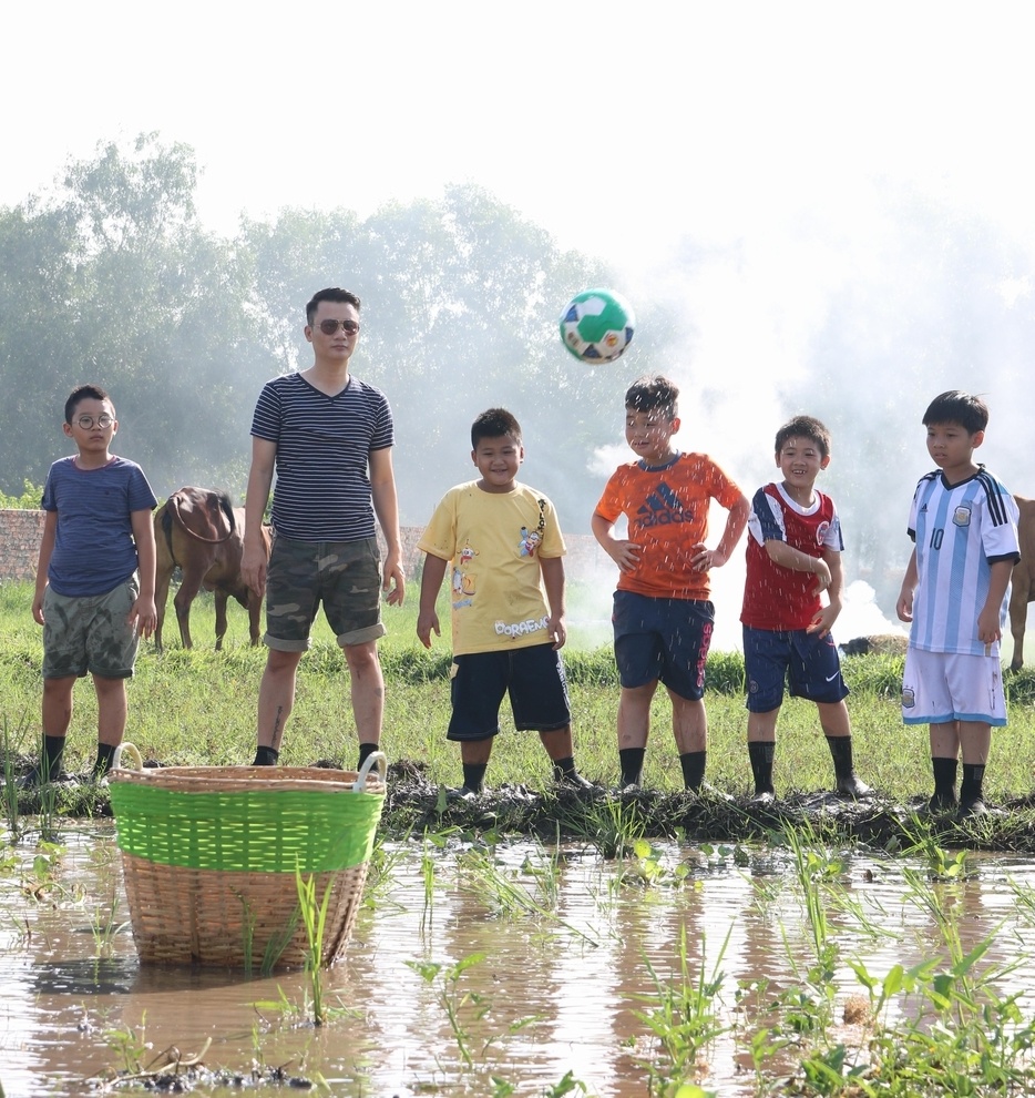 Hoang Bach dua con trai xuong ruong anh 1