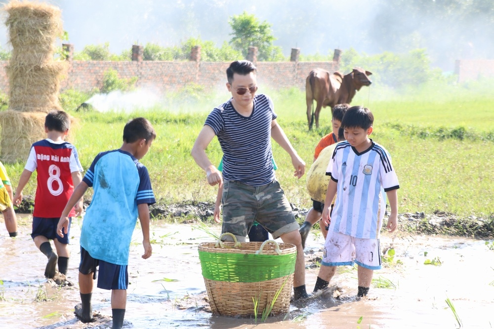 Hoang Bach dua con trai xuong ruong anh 2