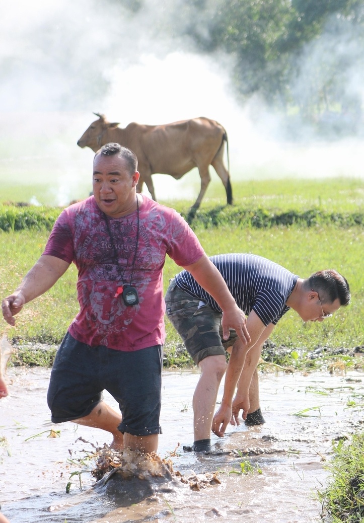 Hoang Bach dua con trai xuong ruong anh 3