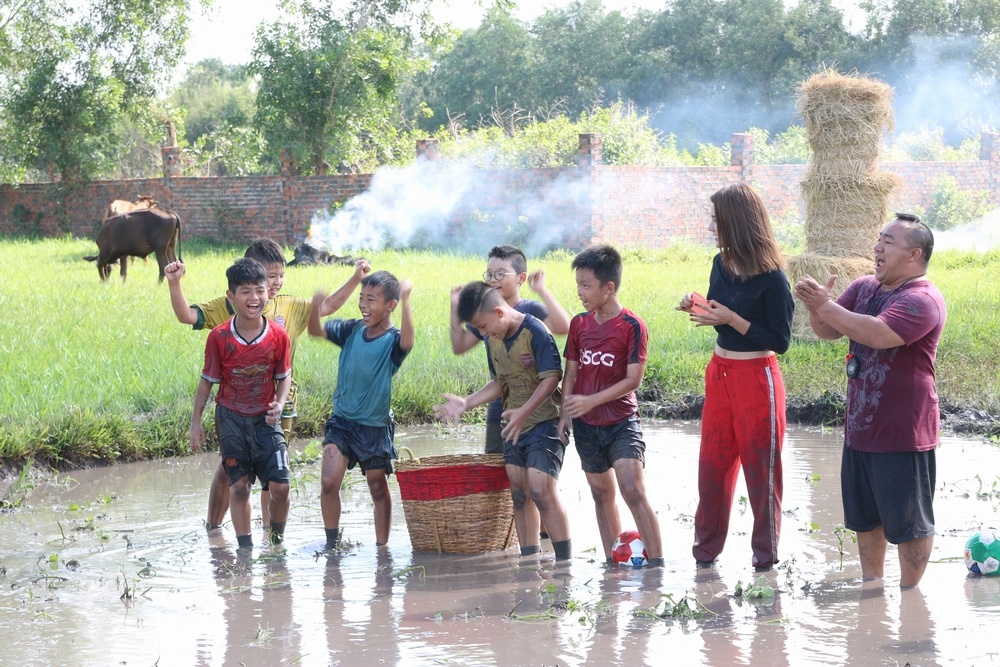 Hoang Bach dua con trai xuong ruong anh 6