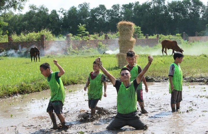 Hoang Bach dua con trai xuong ruong anh 7