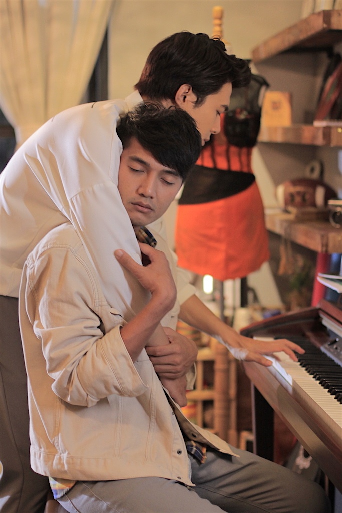 Quang Tuan yeu dong tinh tren phim anh 1