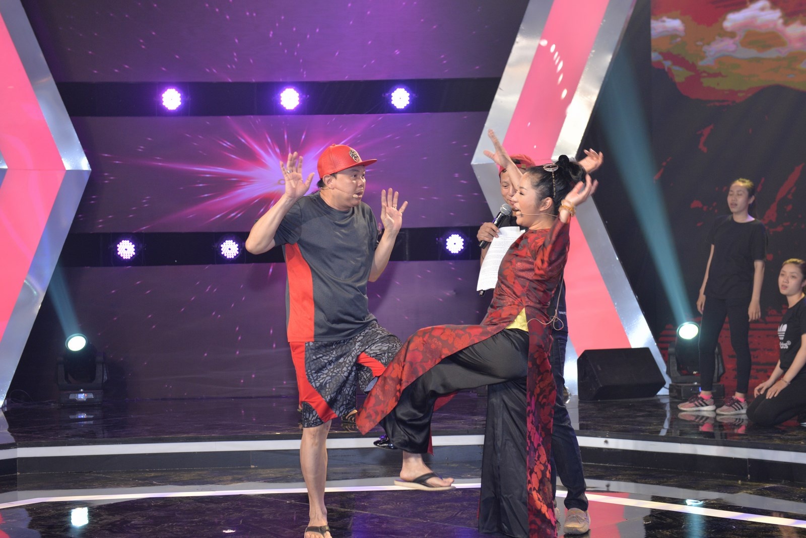 Chi Tai om Thuy Nga anh 1