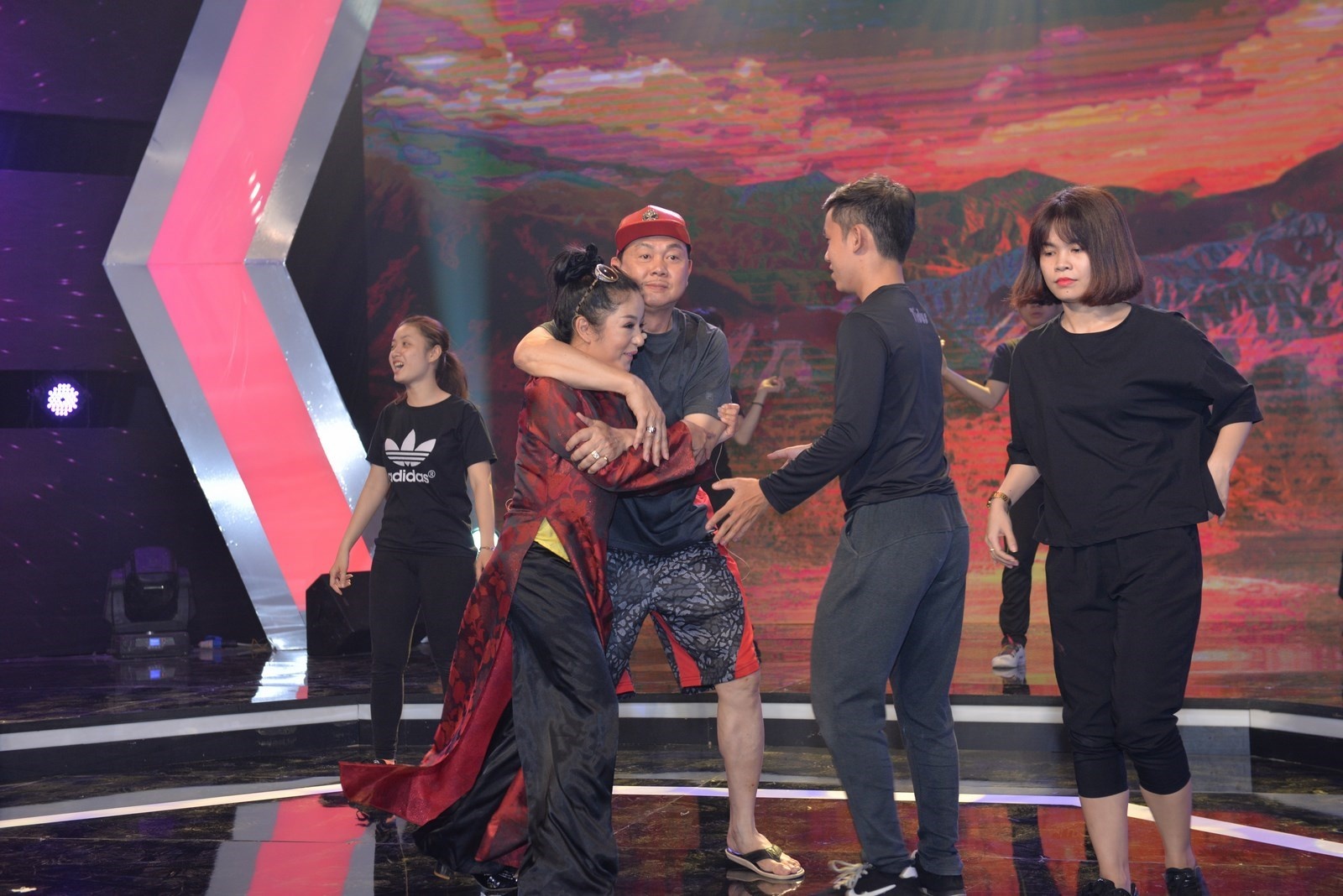 Chi Tai om Thuy Nga anh 4