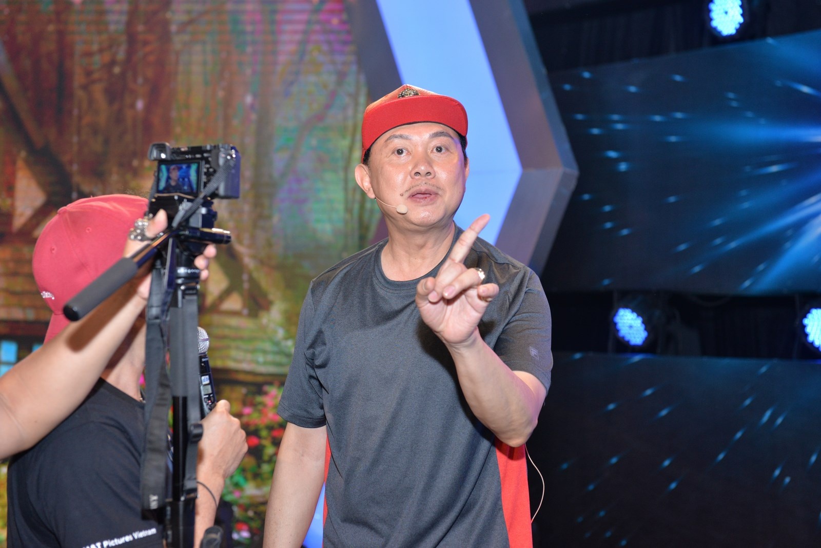 Chi Tai om Thuy Nga anh 7