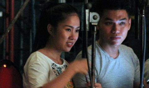 Le Phuong tinh tu voi ban trai kem 9 tuoi o hau truong hinh anh